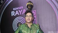 OMG... Rambut Nassar Spektakuler Abis, Jambul Syahrini Lewat!
