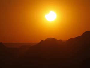 Memantau Gerhana Matahari Total di Indonesia Lewat detikcom