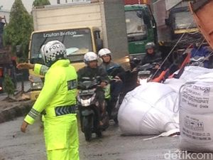 Truk Tronton Terguling di Marunda,  Muatan Serbuk Kimia Tumpah