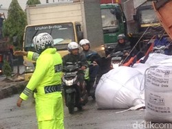 Truk Tronton Terguling di Marunda,  Muatan Serbuk Kimia Tumpah