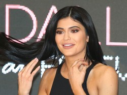 Demi Tampilan Sempurna, Kylie Jenner Contour Telinganya