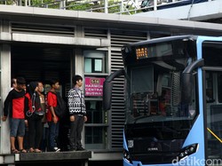 Bus TransJ Bergoyang karena Jalan Rusak di Karet, Penumpang Ngeri