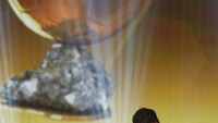 Messi meraup total 41,33 persen suara, lebih banyak daripada Ronaldo yang mengumpulkan 27,76 persen suara. Sedangkan rekan setim Messi di Barca, Neymar, harus puas dengan 7,86 persen suara.REUTERS/Arnd Wiegmann.