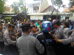 Demo Mahasiswa Tuntut Kadiknas Lamongan Mundur Diwarnai Aksi Pukul