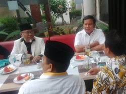 Tiba di Arena Rakornas PKS, Prabowo Disambut Presiden PKS