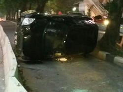 Mobil Terguling di Jalur Bus TransJ Kebayoran Baru, Lalin Tersendat