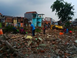 Rezeki di Balik Penertiban Rumah-rumah Bantaran Sungai Ciliwung