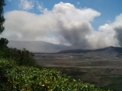 Semburan Asap Bromo Mengarah ke Lumajang