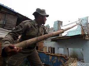 Puluhan rumah di Bantaran Sungai Ciliwung Dibongkar