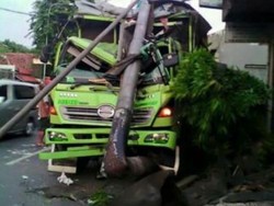 Truk Hajar Tiang Listrik di Pekalongan, Jalur Pantura Tersendat