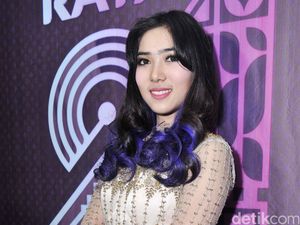 Senyuman Isyana Sarasvati yang Bikin Pria Jatuh Hati