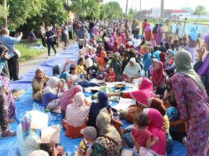 Lapindo Batal Ngebor Lagi Disyukuri Warga dengan Tumpengan