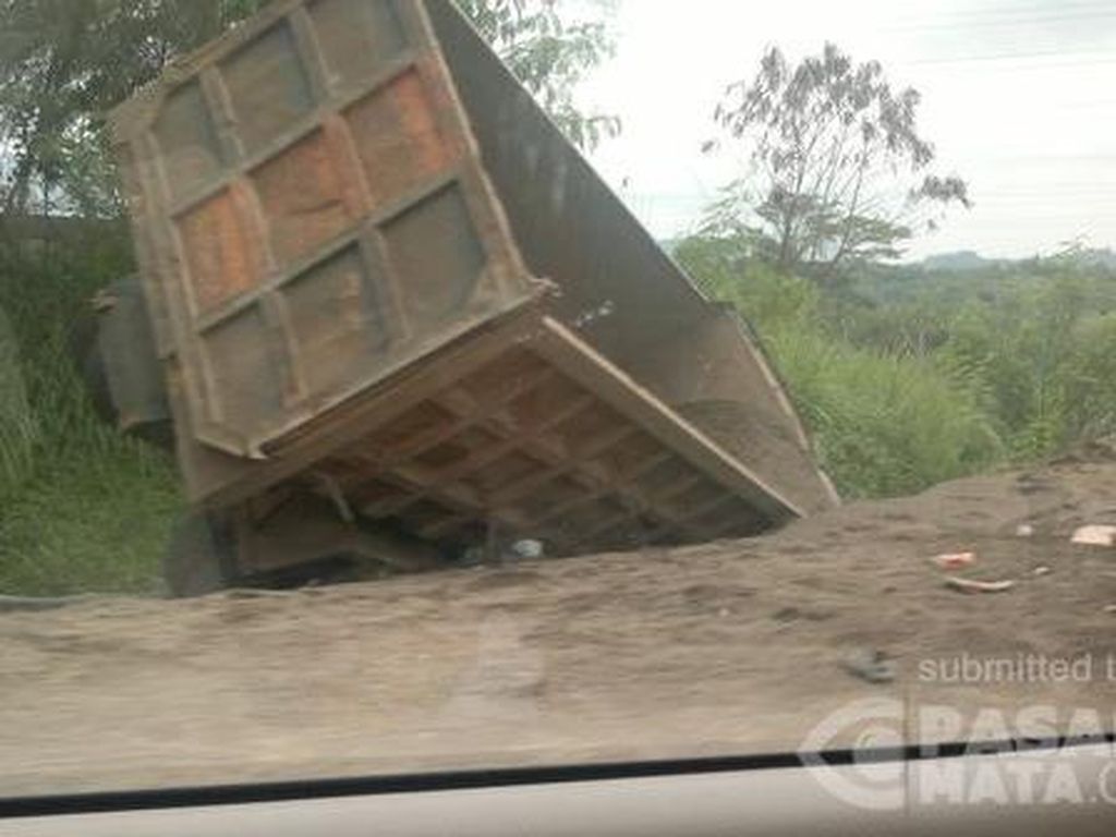 Truk Sundul Truk di Pekalonga, 1 Orang Luka Parah Truk Sundul Truk di Pekalonga, 1 Orang Luka Parah