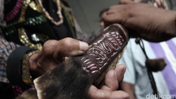 KPK Dihadiahi Senjata Suku Dayak