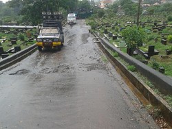 Hujan Deras di Tanah Kusir, Proses Autopsi di Makam Allya Tetap Berlangsung