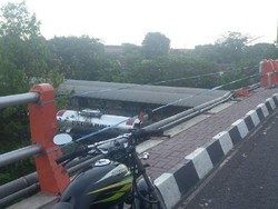 Sebuah Mobil Tabrak Pembatas Flyover dan Jatuh ke Bawah