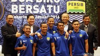 Tiga pemain muda Persib yang diberangkatkan ke Italia untuk menambah ilmu dan pengalaman adalah Gian Zola (kiri), Febry Haryadi (dua dari kanan), dan Jujun Saepuloh (kanan).