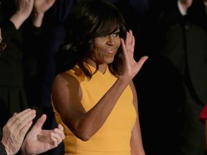 Dress Rp 30 Juta Michelle Obama Diperdebatkan di Internet Karena Warnanya Dress Rp 30 Juta Michelle Obama Diperdebatkan di Internet Karena Warnanya