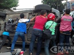 Mobil Terbalik di Matraman, Pengemudi dan Penumpang Selamat