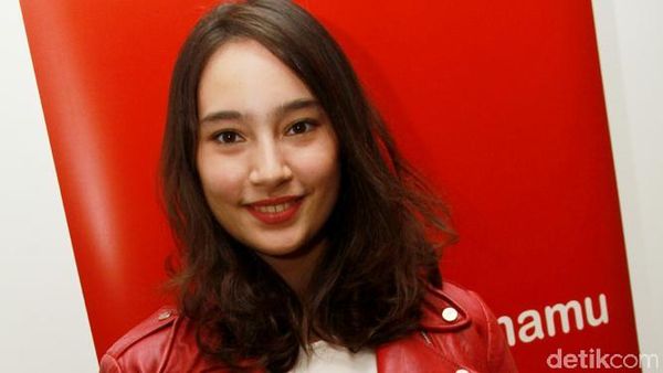 Gaya Cool Tatjana Saphira Berjaket Kulit Merah