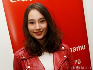 Gaya Cool Tatjana Saphira Berjaket Kulit Merah