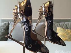 Ketika Cheongsam Hadir di Sepasang Stiletto