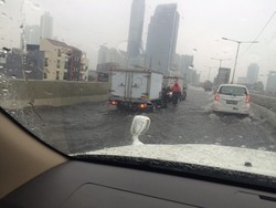 Diguyur Hujan, JLNT Casablanca Tersendat karena Tergenang Air