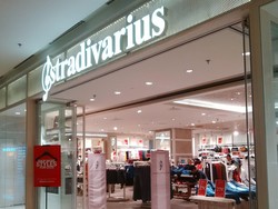 Stradivarius Diskon Hingga 50%, T-shirt Mulai dari Rp 80 Ribu