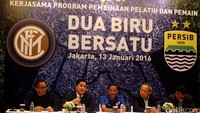 Wakil Komisaris PT Persib Bandung Bermartabat Erick Thohir (dua dari kiri) didampingi Pelatih Persib Bandung Djajang Nurdjaman (tengah), Direktur Utama PT Persib Bandung Bermartabat Glen Sugita (dua dari kanan), dan Komisaris PT Persib Bandung Bermartabat Kuswara S. Taryono (kanan) menggelar jumpa pers di Jakarta, Rabu (13/1/2016).
