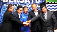 Djajang Nurdjaman menyatukan tangan dengan komisaris dan direktur PT Persib Bandung Bermartabat saat jumpa pers di Jakarta.