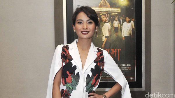 Acha Septriasa Chic dengan Cape Dress