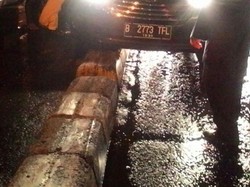 Xenia Tersangkut di Separator di Kelapa Gading
