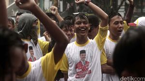 Puluhan Orang Demo di Bawah Guyuran Hujan