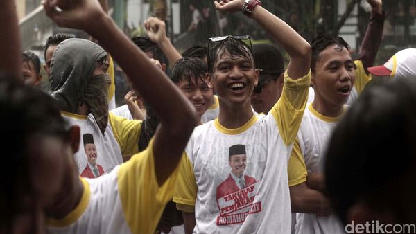 Puluhan Orang Demo di Bawah Guyuran Hujan