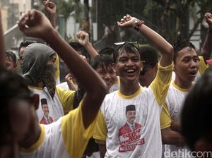 Puluhan Orang Demo di Bawah Guyuran Hujan