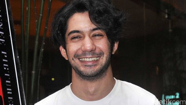 Reza Rahadian Tampil Kasual, Tetap Keren?