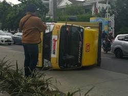 Mobil Boks Terbalik di Dekat PIM, Lebak Bulus Arah Pondok Indah Macet
