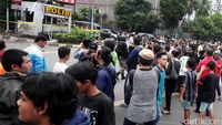 Warga Berbondong-bondong Tonton TKP Bom