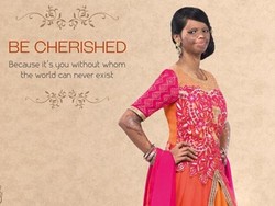 Pertamakalinya Wanita dengan Wajah Rusak karena Air Keras Jadi Model Fashion