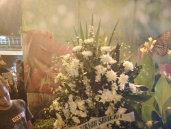 Turut Berduka, Warga Letakkan Karangan Bunga di Depan Pos Polisi Thamrin