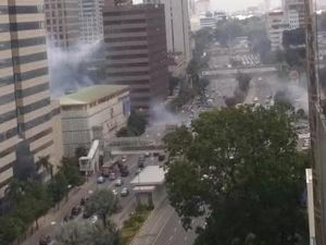 Baku Tembak Terlihat di Parkiran Starbucks Thamrin