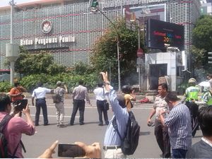 MH Thamrin Mencekam, Mobil Putar Balik dan Orang-orang Berlarian