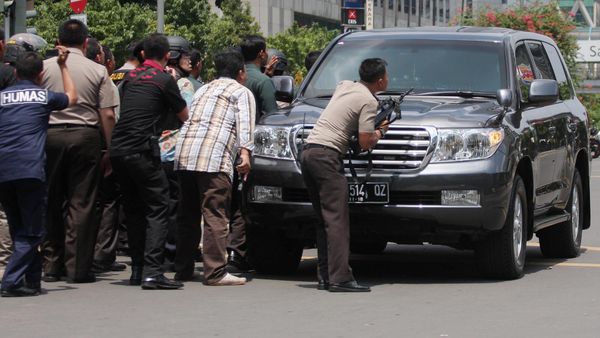 Mobil SUV Tameng Polisi Serbu Teroris