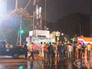 Jalanan MH Thamrin yang Jadi Lokasi Teror Dibersihkan Petugas
