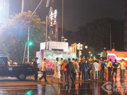 Jalanan MH Thamrin yang Jadi Lokasi Teror Dibersihkan Petugas