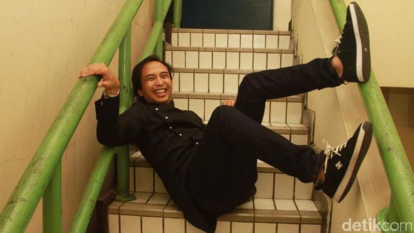 Pose Suka-suka Piyu di Tangga