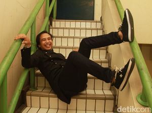 Pose Suka-suka Piyu di Tangga