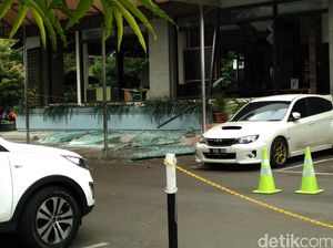 Kaca Berserakan, Begini Kondisi Starbucks Thamrin Usai Ledakan