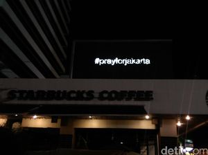 Ucapan #prayforjakarta dari Atas Gerai Starbucks di Thamrin