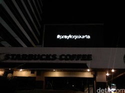 Ucapan #prayforjakarta dari Atas Gerai Starbucks di Thamrin